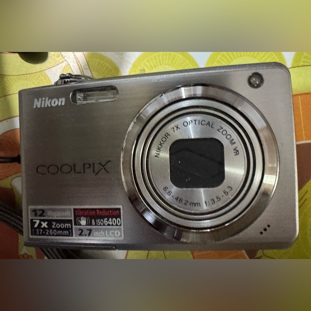 ❤️ NIKON Coolpix Silver Digital Camera
